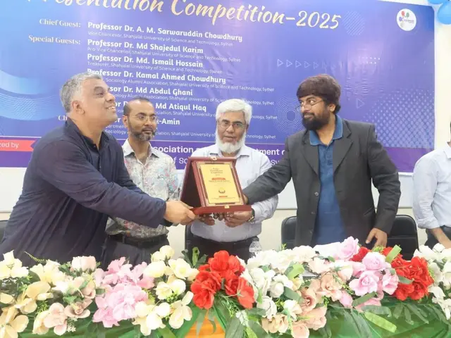 Award handover moment at the poster presentation competition.